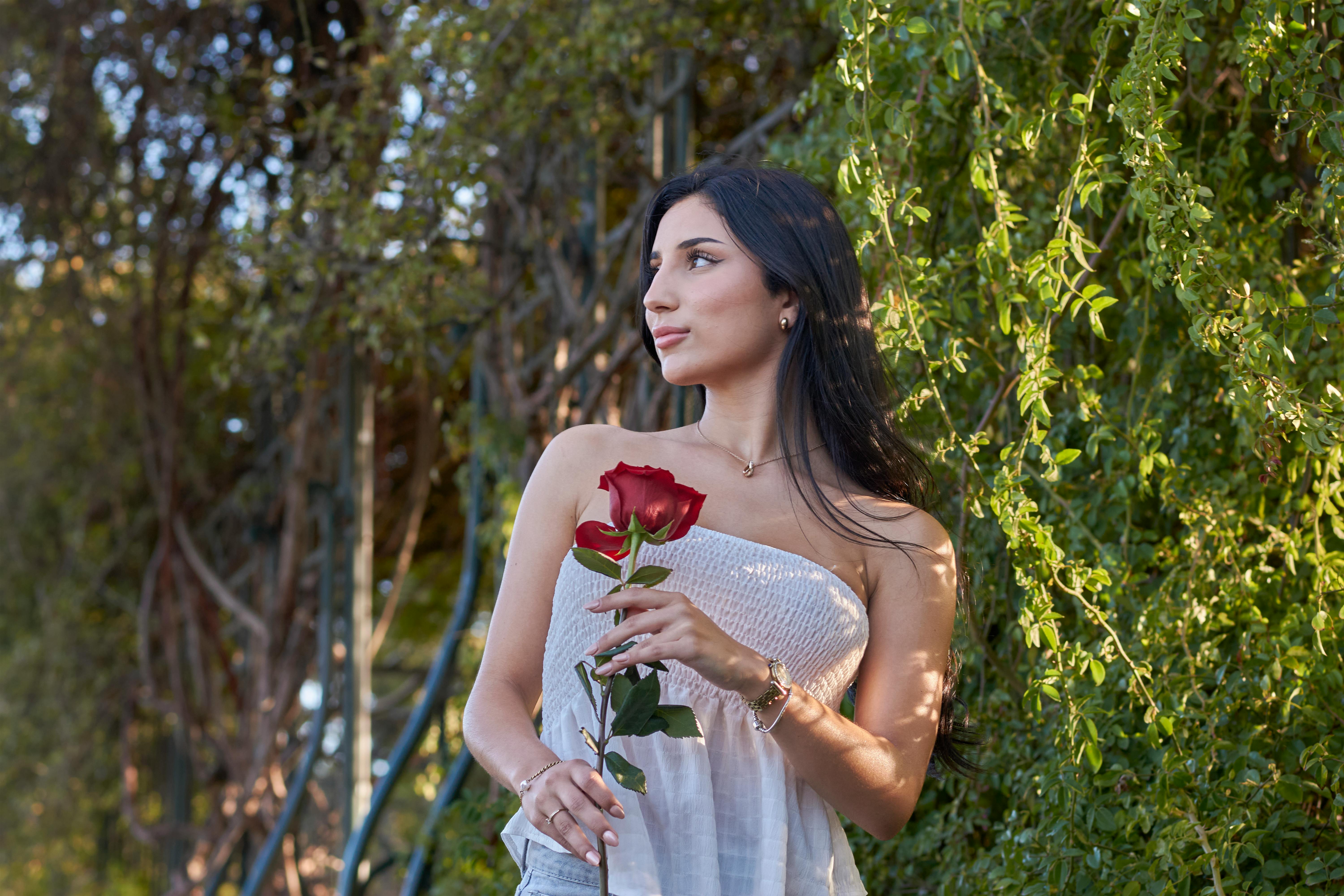 What Women Notice First in Online Dating Profiles image 1