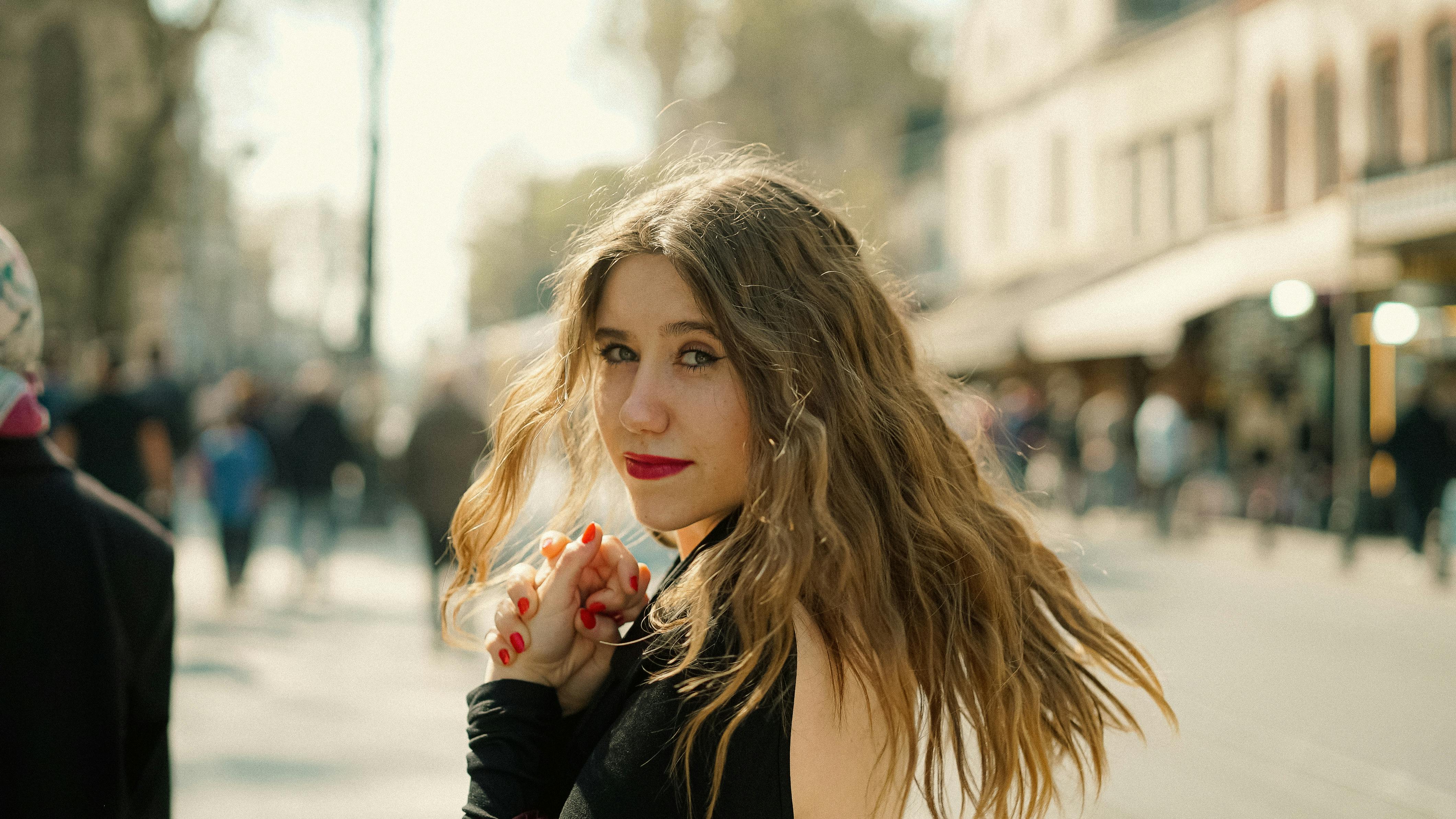 Signs a Woman Is Interested in You Online: How to Tell in International Dating image 3