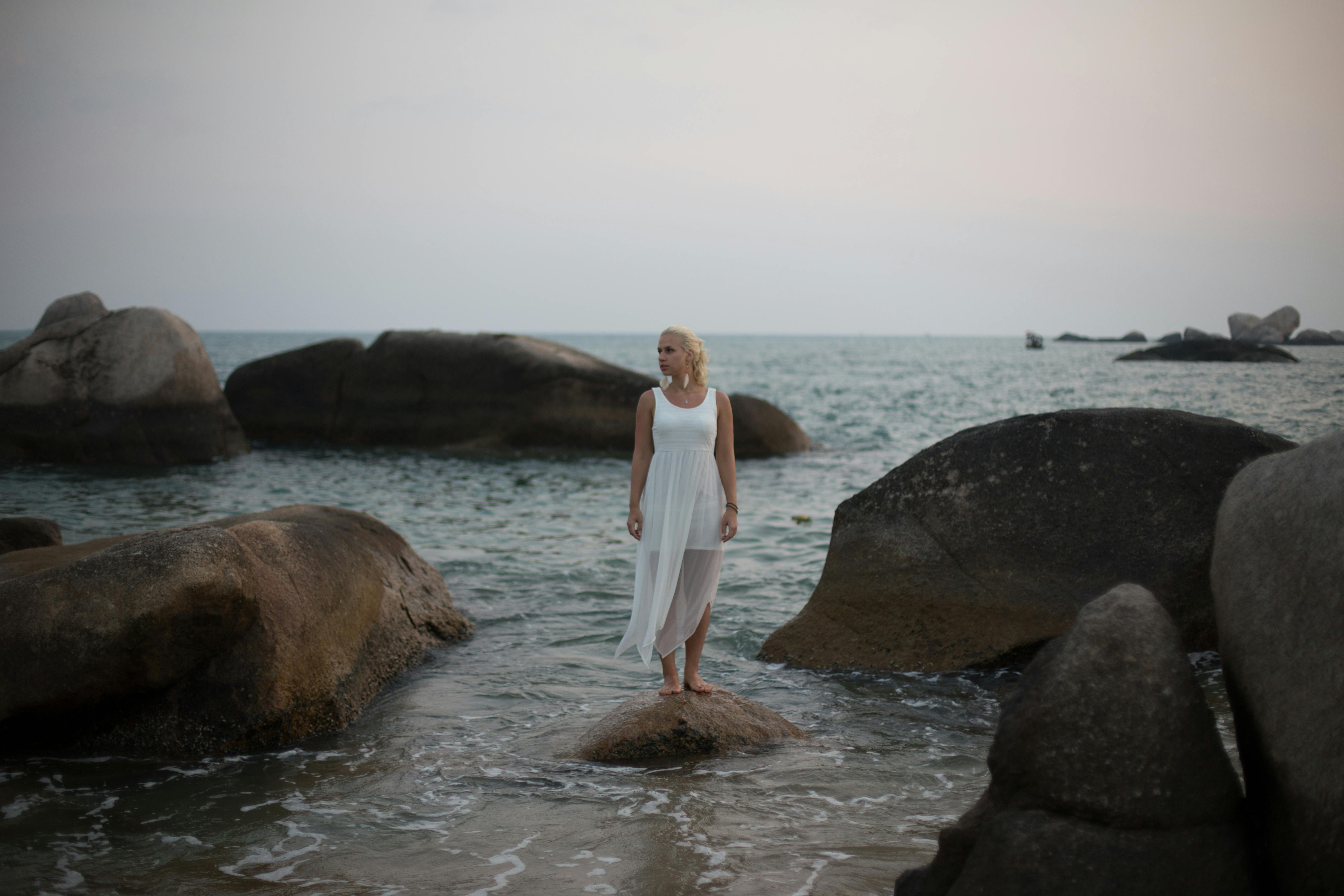 Why “Good Morning” and “Good Night” Texts Too Early Kill Attraction in Online Dating image 2
